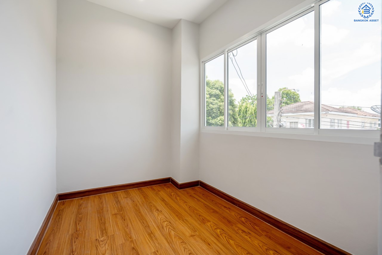 บ้านมือสองตกแต่งใหม่ ม.ชัยพฤกษ์ บางบัวทอง บ้านเดี่ยวจากแบรนด์ LH เนื้อที่ 61.7 ตร.ว. ฟังก์ชัน 3 ห้องนอน 3 ห้องน้ำ จอดรถได้ 1 คัน พร้อม Facilities ครบครัน บนทำเลเดินทางสะดวก ติดถนนบางกรวย-ไทรน้อย ใกล้เซ็นทรัลเวสต์เกต และรถไฟฟ้าสายสีม่วง "สถานีบางพลู"